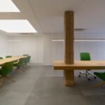 Techo tensado oficina sillas verdes